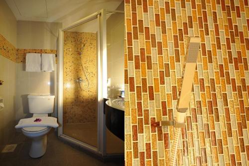 Bathroom, Oxford Hotel in Bugis