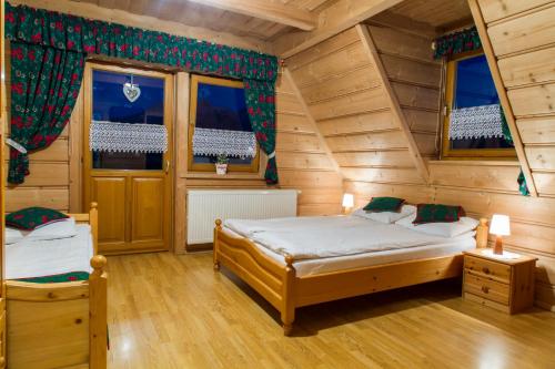 1 double bed, 1 bunk bed