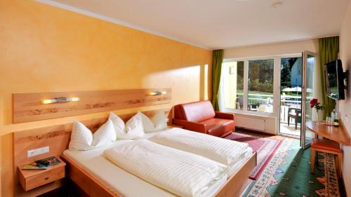 1 king bed, 1 bunk bed