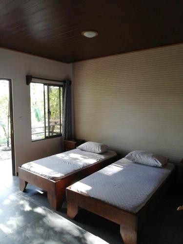 3 twin beds