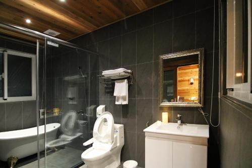 Premier Chalet Double Room  image 10