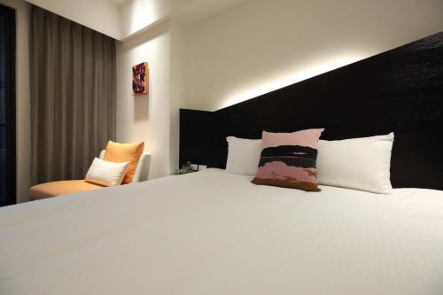 Superior Double Room with Balcony image 3