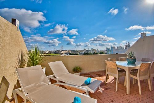 Superb Penthouse with City Views & Terrace