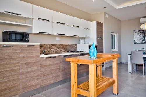 Superb Penthouse with City Views & Terrace