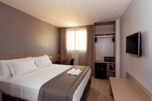 Flix Hotel Flix Hotel is conveniently located in the popular Jatiuca area. The property offers a high standard of service and amenities to suit the individual needs of all travelers. Daily housekeeping, wheelcha