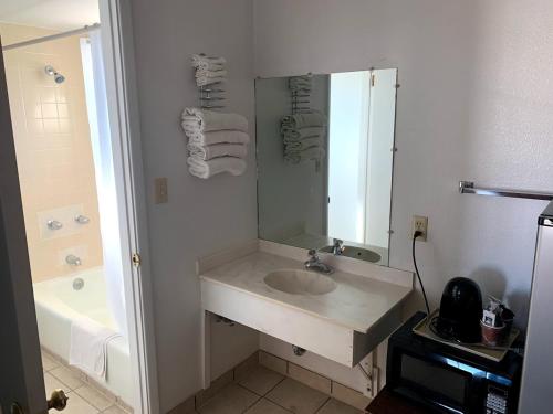 Economy Inn Kingman - image 4