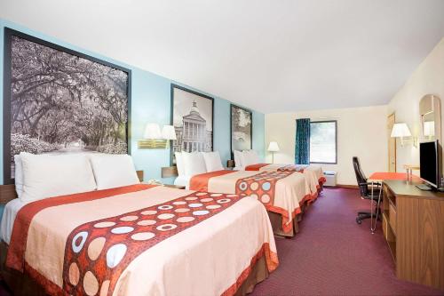 Studio Suite with Three Double Beds - Smoking