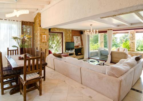  Elia Villa Sleeps 8 Pool Air Con WiFi T720390 in Elia