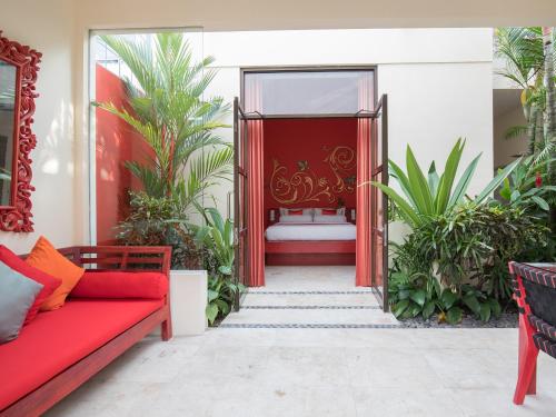 One-Bedroom Poolside Deluxe Suite image 2