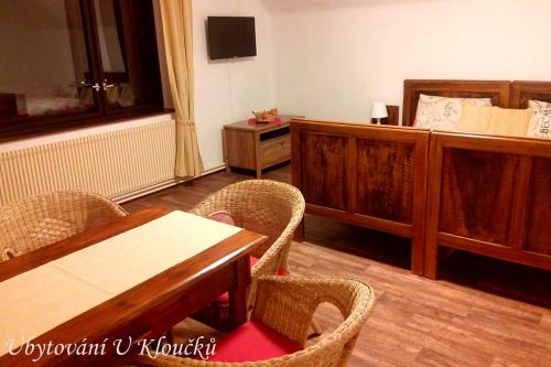 2 bedrooms, 5 beds