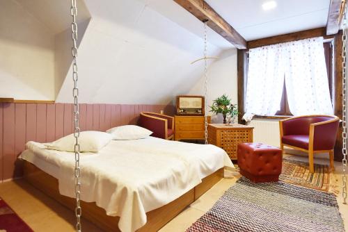 1 king bed, 3 twin beds