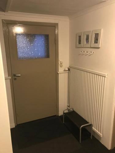 Room with pentry, separate entrance, no cardpayment