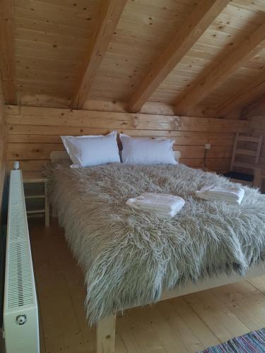 1 double bed, 1 twin bed