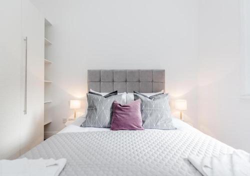 Central White Piccadilly Apartment, Londra