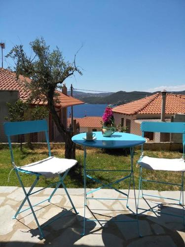  Dora´s House comfortable apartment with a yard and view, Pension in Pyrgadikia