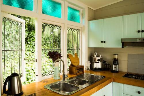 virtuve, Freshwaterfarm Cottages - Muriwai in Waimauku