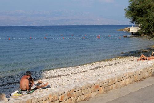 Apartments by the sea Sutivan Brac - 16236 - image 6