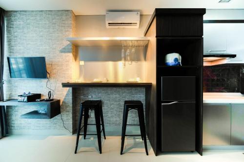 Spacious and Artsy Studio Apartment at Brooklyn Alam Sutera By Travelio - image 5