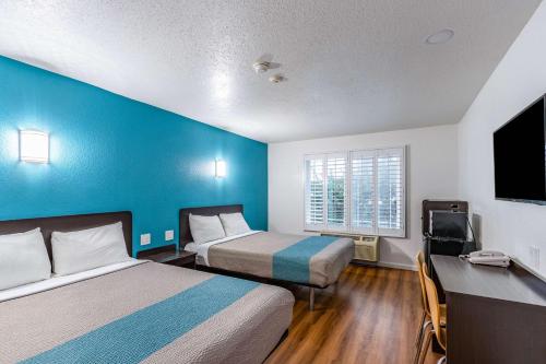 2 queen beds