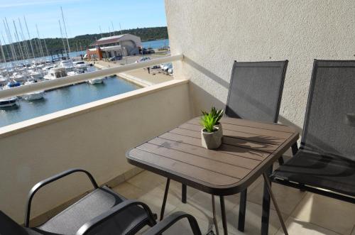 Apartments Pirovcanka - image 6