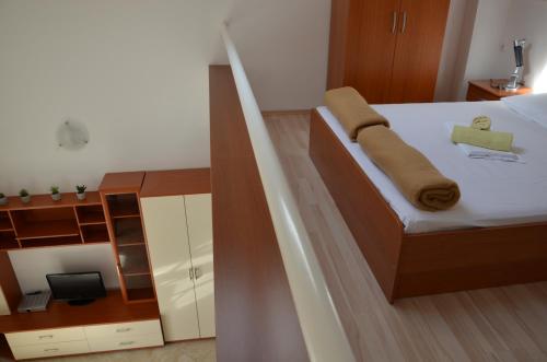 Apartments Pirovcanka - image 8