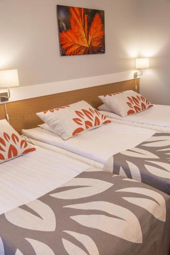 3 twin beds