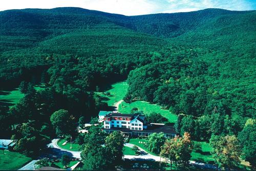 Winter Clove Family Inn in Round Top, USA