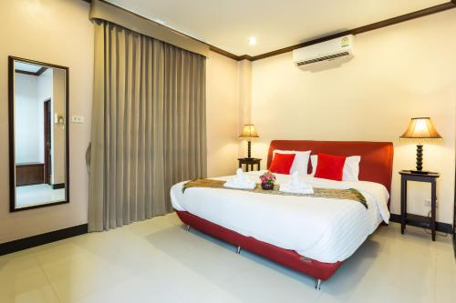 Kata Beachwalk Hotel and Bungalows