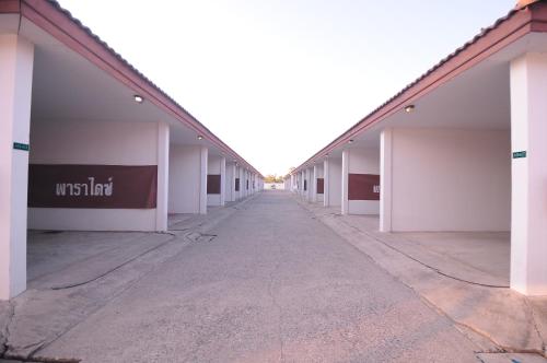 Exterior view, Paradise Inn and Dining near Celadon Kiln Site Study and Conservation Centre (Thuriang Kiln)