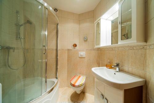Żółty Apartament Sun Seasons 24 w Karpaczu z Balkonem by Noclegi Renters