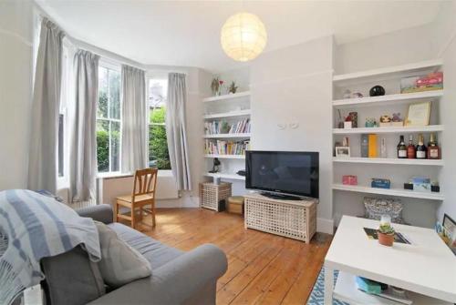 Rustic 1 Bedroom Garden Apartment In The Heart Of East London