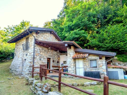  Authentic rural house, 200 mt form the parking, Pension in Mergozzo