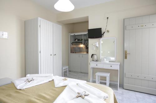 Alexandra's Rooms - image 14