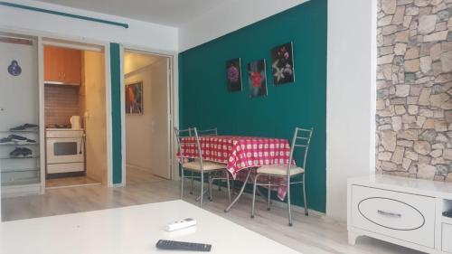  Kıbrıs Şehitleri Caddesi oztug apartmani, Ferienwohnung in Izmir