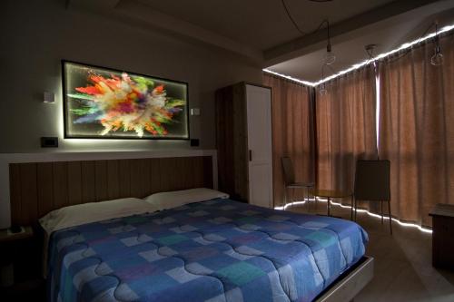 1 queen bed, 2 twin beds, 2 sofa beds