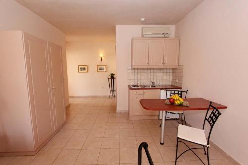 Patogumai, Lambrinos Suites in Platanias