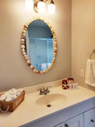 Bathroom, Manatee River Cottage in Historical OldTown, sleeps up to 7 people near Pier 22