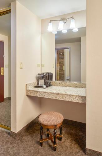 Four Queens Hotel and Casino - image 2