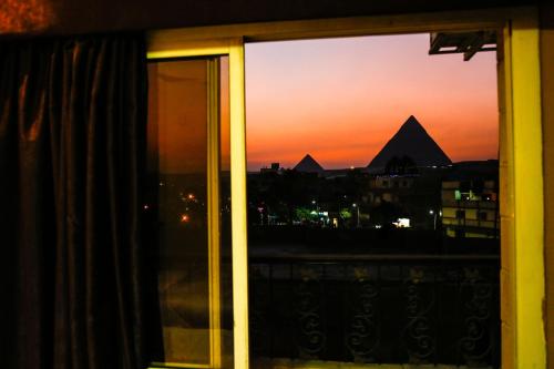 Happy days Pyramids Inn