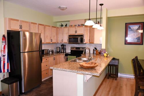 Renovated Condo, 2BR, 2BA, Heated Pool, 3 Hot Tubs, Pets Welcome!