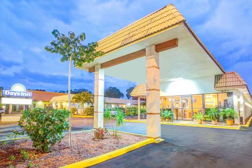 Days Inn by Wyndham St. Petersburg Central in St Petersburg, USA