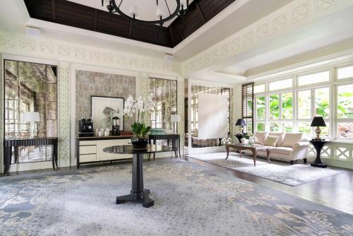 Business center, Shangri-La Singapore near Queenstown MRT Station