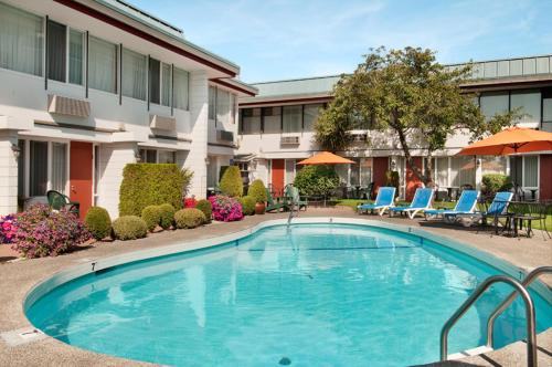 เดย์ส อินน์ บาย วินด์แฮม วิคตอเรีย แอร์พอร์ต ซิดนีย์ (Days Inn by Wyndham Victoria Airport Sidney) in ซิดนีย์ (บริติชโคลัมเบีย)