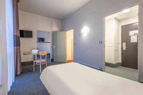 1 queen bed, 1 twin bed
