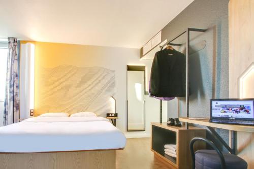 B&B Hotel Reims Bezannes The 2-star Hôtel B&B Reims Bezannes offers comfort and convenience whether youre on business or holiday in Bezannes. Both business travelers and tourists can enjoy the hotels facilities and service