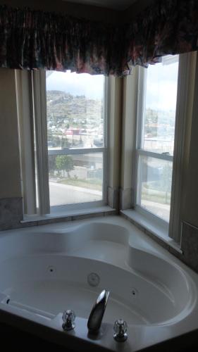 Kamar Mandi, Alpine Motel in Kamloops (BC)