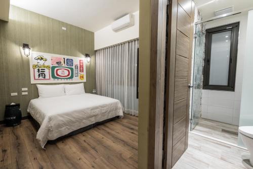 Standard Double Room image 6