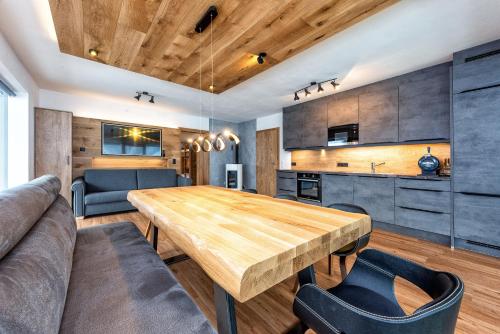 2 bedrooms, 5 beds