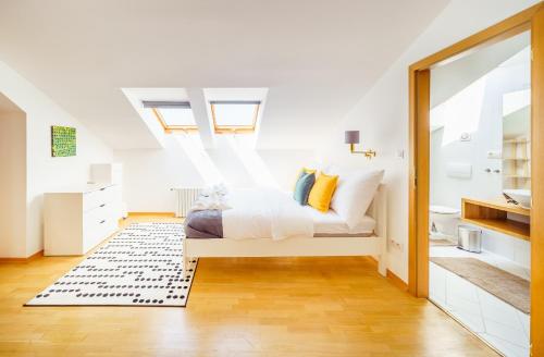 HOME ALONE 5BR+3BATH Penthouse in center of Prague, Прага (фото 11)