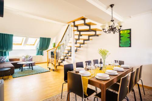 HOME ALONE 5BR+3BATH Penthouse in center of Prague, Прага